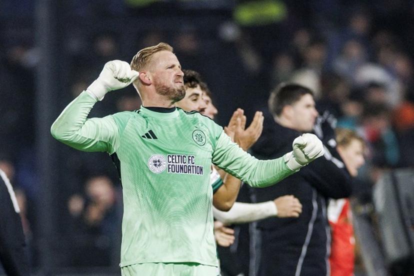 Celtic's Danish goalkeeper #01 Kasper Schmeichel (C) celebrates after winning the UEFA Europa League football match Feyenoord Rotterdam and Celtic Glasgow at the Feyenoord Stadium 'De Kuip' in Rotterdam on Novemberr 27, 2025.  Iris van den Broek / ANP / AFP