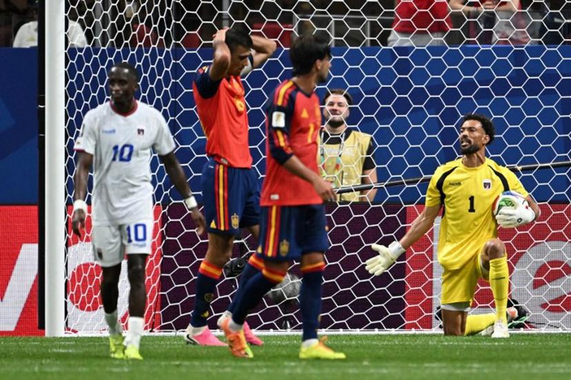 Cape Verde's goalkeeper #01 Vozinha (R) reacts during the 2026 World Cup Group H football match between Spain and Cape Verde at the Atlanta Stadium in Atlanta on June 15, 2026.   Roberto SCHMIDT / AFP