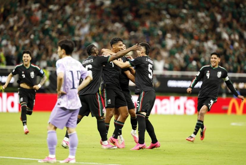 Mexico's midfielder #07 Luis Romo celebrates with teammates scoring his team's first goal during the 2026 World Cup Group A football match between Mexico and South Korea at the Guadalajara Stadium in Zapopan on June 18, 2026.   Ulises RUIZ / AFP