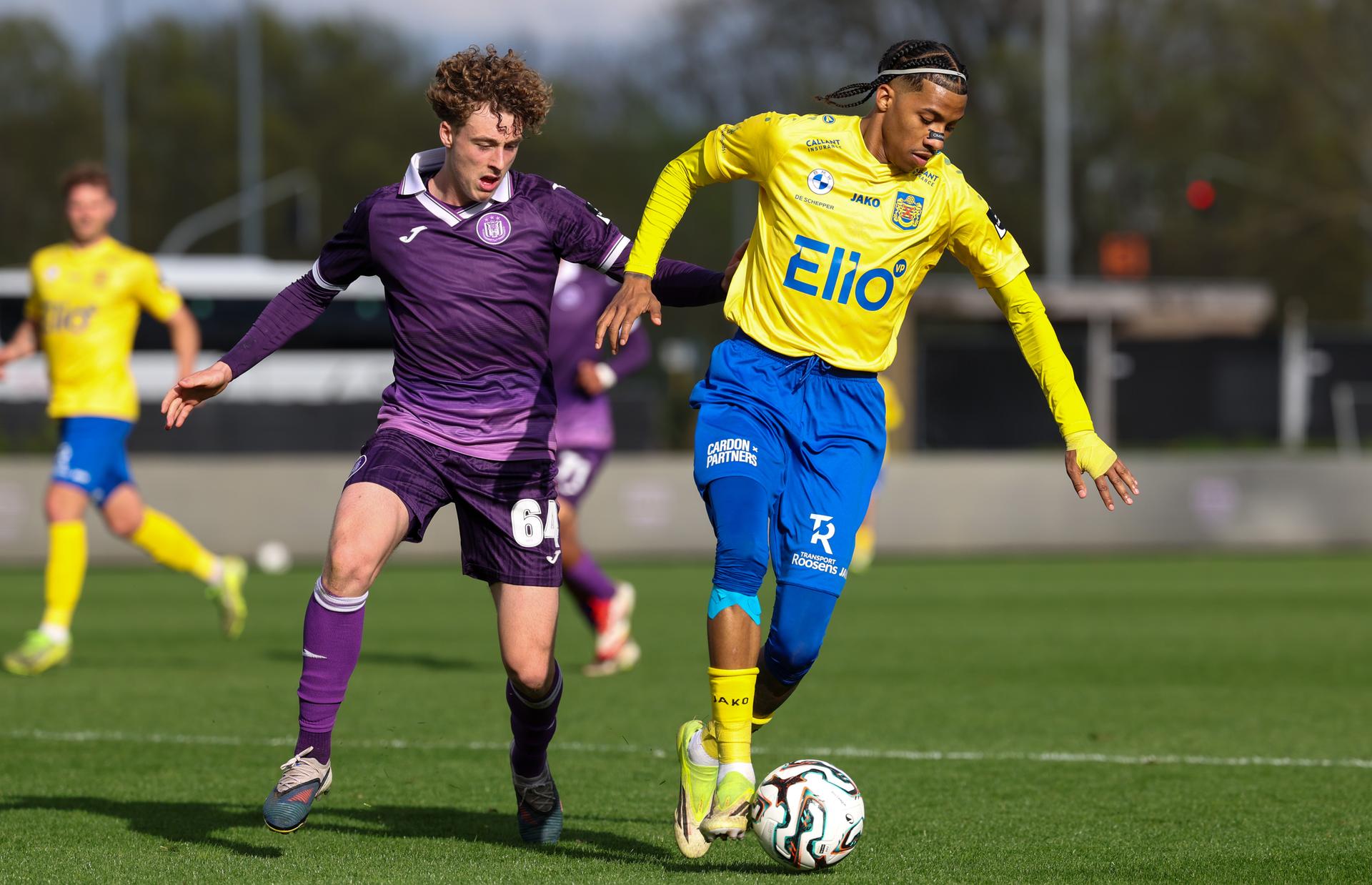 RSCA Futures' Alexander de Ridder and Beveren's Jearl Margaritha fight for the ball during a soccer game between RSCA Futures and SK Beveren, on Saturday 04 April 2026 in Deinze, on day 32 of the 2025-2026 'Challenger Pro League' 1B second division of the Belgian championship. BELGA PHOTO VIRGINIE LEFOUR