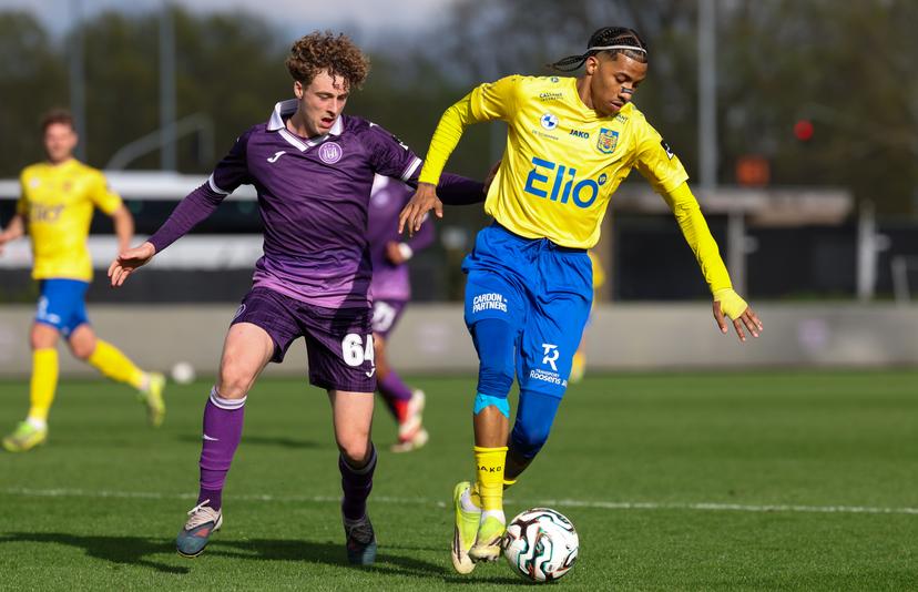 RSCA Futures' Alexander de Ridder and Beveren's Jearl Margaritha fight for the ball during a soccer game between RSCA Futures and SK Beveren, on Saturday 04 April 2026 in Deinze, on day 32 of the 2025-2026 'Challenger Pro League' 1B second division of the Belgian championship. BELGA PHOTO VIRGINIE LEFOUR