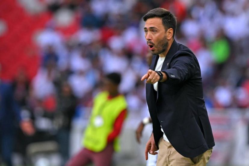 Botafogo's Italian head coach Davide Ancelotti gestures during the Copa Libertadores round of 16 second leg football match between Ecuador's Liga de Quito and Brazil's Botafogo at the Rodrigo Paz Delgdo Stadium in Quito on August 21, 2025.  Rodrigo BUENDIA / AFP