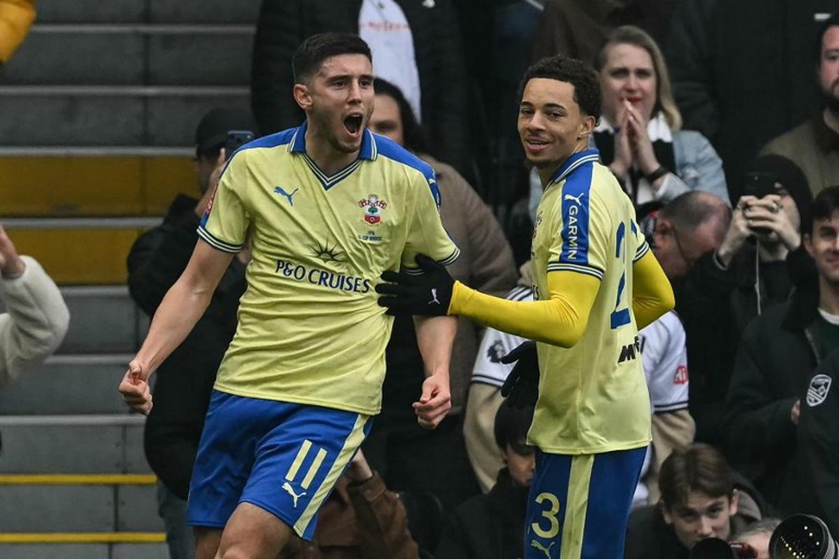 Southampton's Scottish striker #11 Ross Stewart (L) celebrates after scoring on a penalty kick for his team's fist goal during the English FA Cup fifth round football match between Fulham and Southampton at Craven Cottage in London on March 8, 2026.  Glyn KIRK / AFP