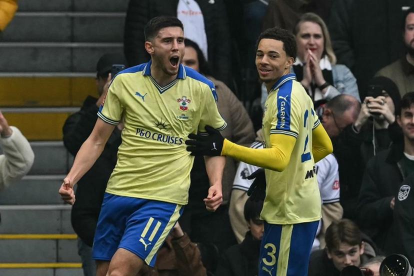 Southampton's Scottish striker #11 Ross Stewart (L) celebrates after scoring on a penalty kick for his team's fist goal during the English FA Cup fifth round football match between Fulham and Southampton at Craven Cottage in London on March 8, 2026.  Glyn KIRK / AFP