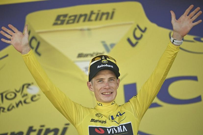 Team Visma | Lease a Bike's Danish rider Jonas Vingegaard celebrates on the podium with the overall leader's yellow jersey after the 2nd stage of the 113th edition of the Tour de France cycling race, 168,5 km between Tarragona and Barcelona in northeastern Spain, on July 5, 2026.  Loic VENANCE / AFP