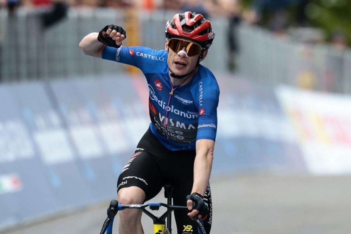 Team Visma Lease a Bike Danish rider Jonas Vingegaard, wearing the best climber's blue jersey (Maglia Azzura), crosses the finish line to win the 9th stage of the Giro d'Italia 2026 - Tour of Italy cycling race between Cervia and Corno alle Scale, near Doganaccia, central Italy on May 17, 2026.  Luca Bettini / AFP
