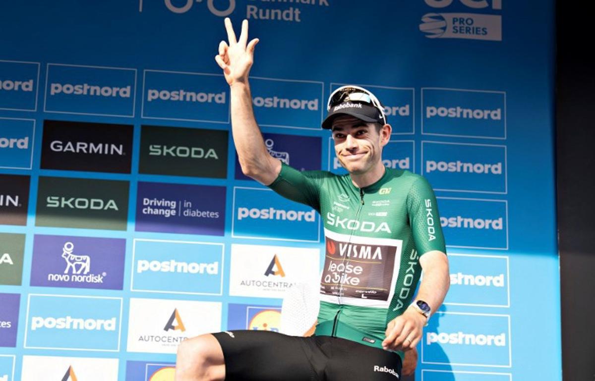 Team Visma | Lease a Bike's Belgian rider Wout Van Aert celebrates after being declared the winner of the 2. stage on the photo finish and wears green points jersey of the PostNord Denmark Tour on July 30, 2026 in Skive, Denmark.  The stage 2 is 187.2 kilometers long and runs from Glyngoere to Skive. Henning Bagger / Ritzau Scanpix / AFP