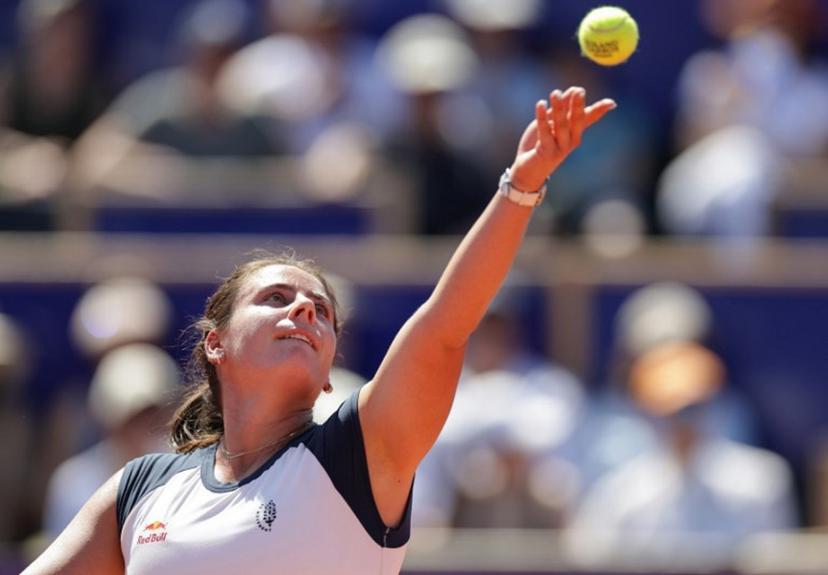 US' Emma Navarro eyes the ball while serving to Canada's Victoria Mboko during their women's singles final tennis match on day 7 of the WTA 500 Internationaux de Strasbourg tournament on Court Central at the Tennis Club de Strasbourg, eastern France on May 23, 2026.  ROMEO BOETZLE / AFP