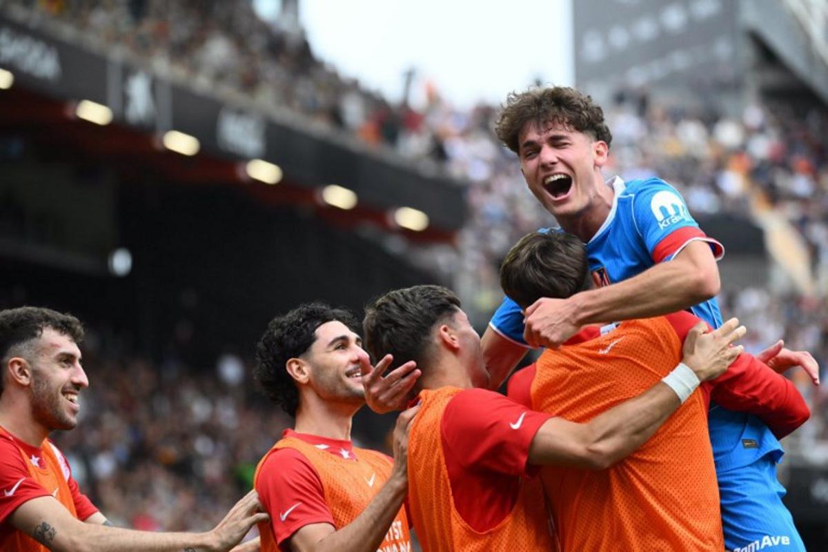 Atletico Madrid's Spanish midfielder #61 Miguel Cubo (TOP) celebrates scoring his team's second goal during the Spanish league football match between Valencia CF and Club Atletico de Madrid at Mestalla Stadium in Valencia on May 2, 2026.  JOSE JORDAN / AFP