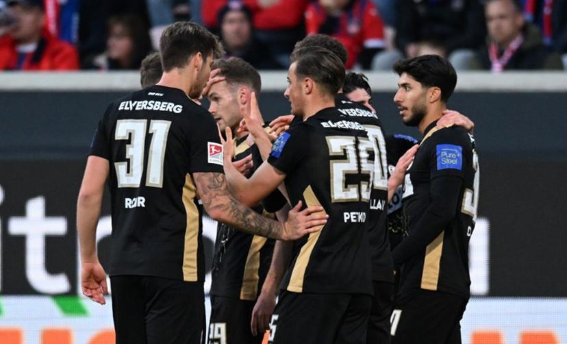 Elversberg's German midfielder #25 Lukas Petkov (R) celebrates with teammates scoring the opening goal during the German Bundesliga relegation first-leg football match  between FC Heidenheim and SV Elversberg in Heidenheim on May 22, 2025.  THOMAS KIENZLE / AFP