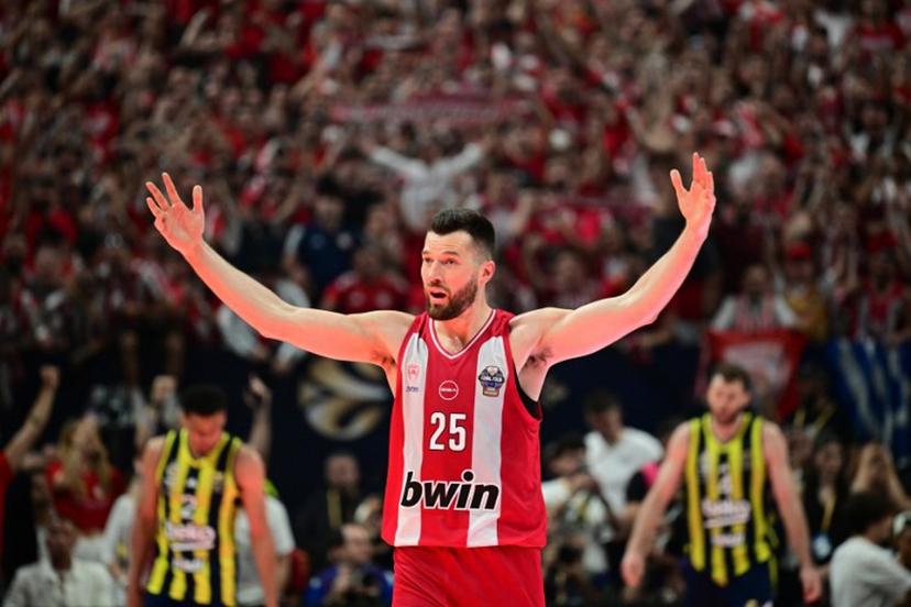Olympiacos' US forward #25 Alec Peters reacts  during the EuroLeague "Final Four" semi-final basketball match between Olympiacos BC and Fenerbahce Basketball at the Telekom Center Athens in Athens on May 22, 2026.   Angelos TZORTZINIS / AFP