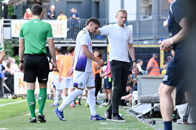 Anderlecht's Thorgan Hazard leaves the field after receiving a red card during a soccer match between Royale Union Saint-Gilloise and RSC Anderlecht, Sunday 24 May 2026 in Brussels, on the last day of the Champion's Play-offs of the 2025-2026 'Jupiler Pro League' first division of the Belgian championship. BELGA PHOTO MAARTEN STRAETEMANS