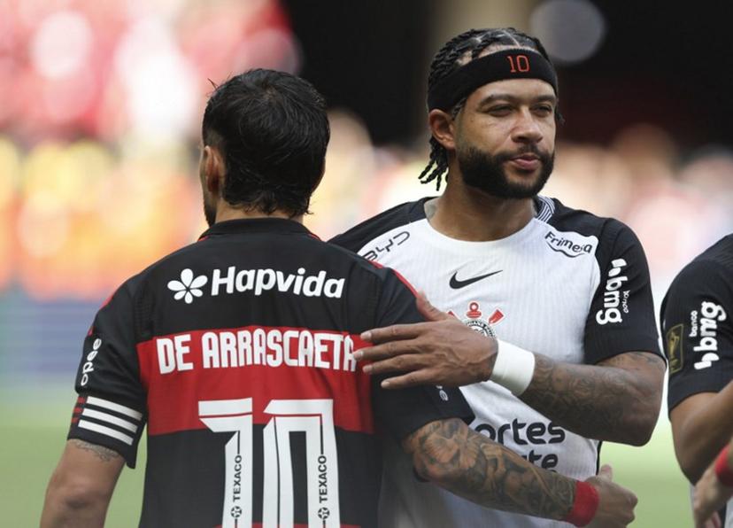 Flamengo's Uruguayan midfielder #10 Giorgian de Arrascaeta greets Corinthians' Dutch forward #10 Memphis Depay before the start of the Supercopa do Brasil 2026 final football match between Flamengo and Corinthians at the Arena BRB Mane Garrincha stadium in Brasilia on February 1, 2026.  Sergio Lima / AFP