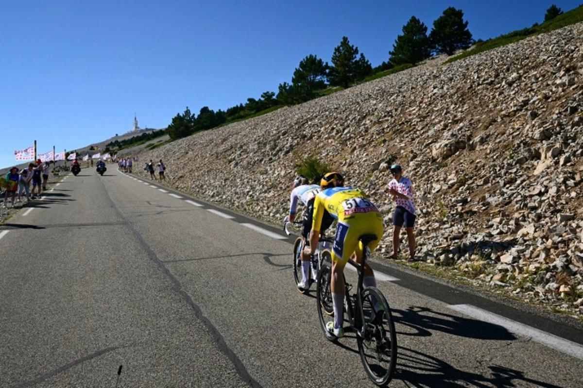 FDJ-SUEZ's Dutch rider Demi Vollering (L) and Movistar Team's Swiss rider Marlen Reusser wearing the overall leader's yellow jersey compete during the 7th (out of 9) stage of the fifth edition of the Women's Tour de France cycling race, 146.8 km from Voulte-sur-Rhone to The Mont Ventoux, at The Mont Ventoux, southeastern France on August 7, 2026.  NICOLAS TUCAT / AFP