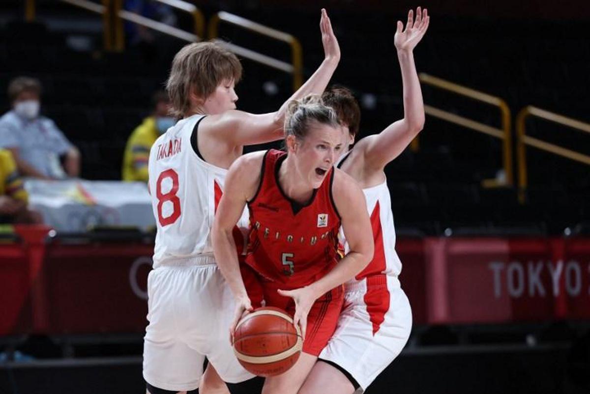 Belgium's Kim Mestdagh fights for the ball with Japan's Maki Takada (L) and Japan's Saki Hayashi (R) in the women's quarter-final basketball match between Japan and Belgium during the Tokyo 2020 Olympic Games at the Saitama Super Arena in Saitama on August 4, 2021.  Thomas COEX / AFP