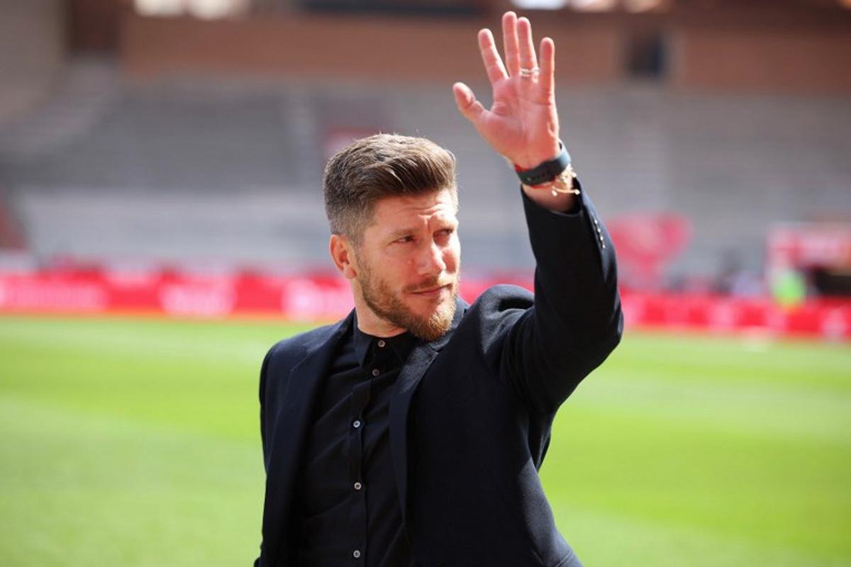 Monaco's Belgian head coach Sébastien Pocognoli waves to supporters ahead of the French L1 football match between AS Monaco and AJ Auxerre at the Stade Louis II in the Principality of Monaco on April 19, 2026.  Valery HACHE / AFP