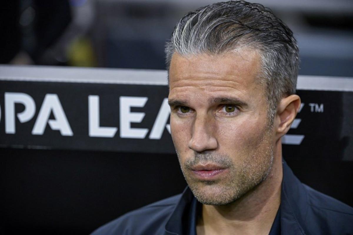 Feyenoord's Dutch coach Robin van Persie looks on before the UEFA Europa League 1st round day 1 football match between SC Braga and Feyenoord at the Municipal stadium of Braga on September 24, 2025.  Miguel RIOPA / AFP
