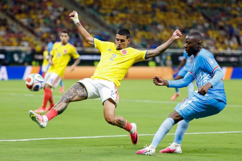 Colombia's defender #02 Daniel Munoz and Congo DR's midfielder #25 Edo Kayembe fight for the ball during the 2026 World Cup Group K football match between Colombia and Democratic Republic of Congo at the Guadalajara Stadium in Zapopan on June 23, 2026.   Ulises RUIZ / AFP