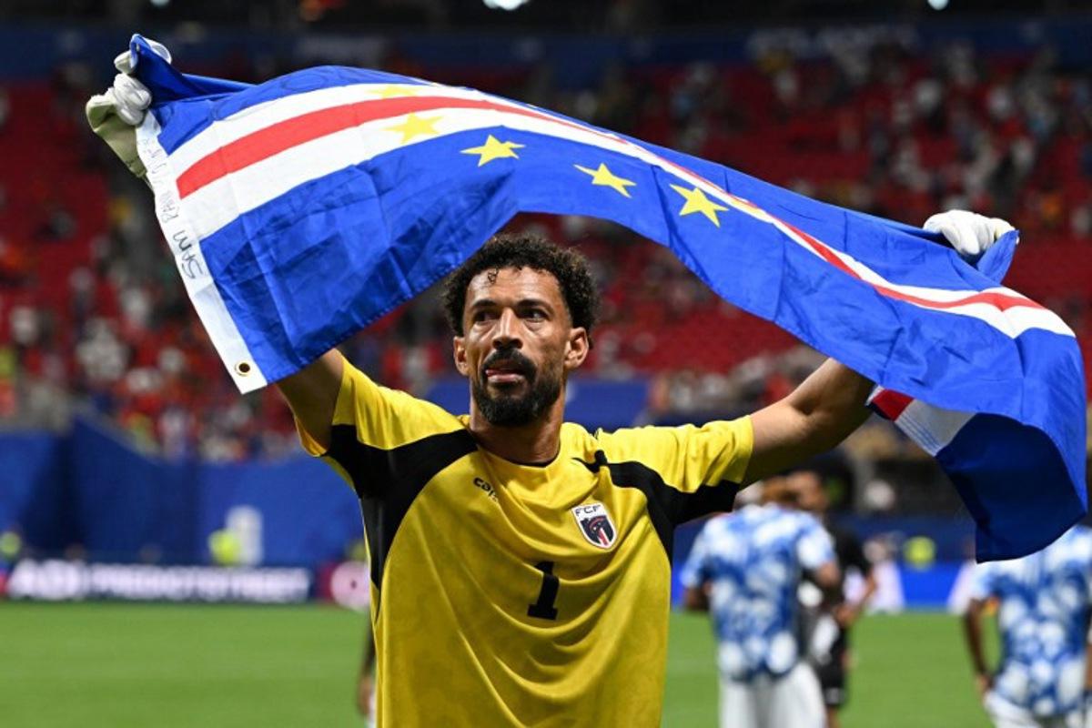 Cape Verde's goalkeeper #01 Vozinha celebrates with his national flag at the end of the 2026 World Cup Group H football match between Spain and Cape Verde at the Atlanta Stadium in Atlanta on June 15, 2026.   ROBERTO SCHMIDT / AFP