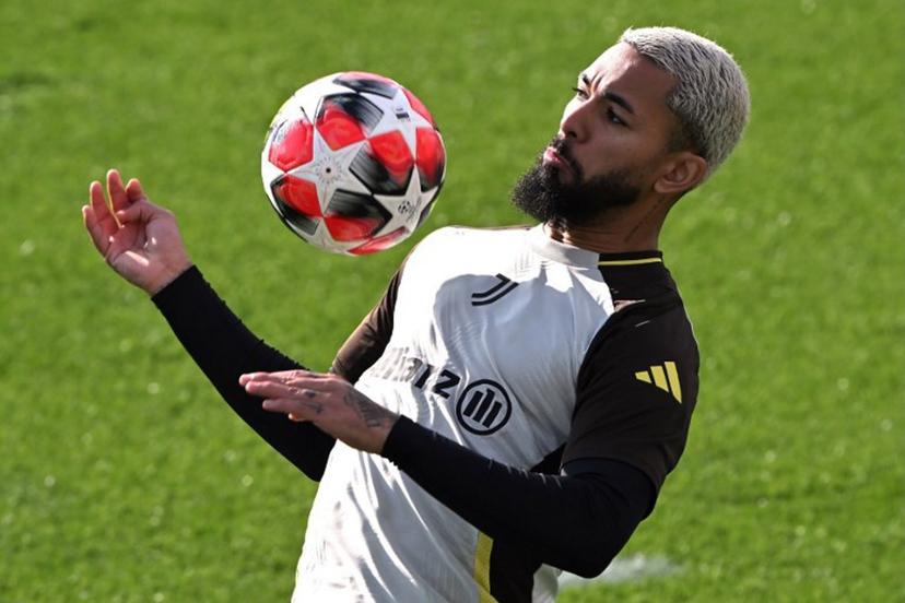 Juventus' Brazilian midfielder #26 Douglas Luiz takes part in a training session at JTC Continassa in Turin on January 28, 2025, on the eve of the UEFA Champions League match Juventus vs SL Benfica.  MARCO BERTORELLO / AFP