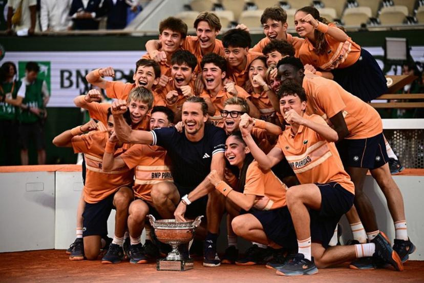 Germany's Alexander Zverev celebrates with ball boys and girls after winning the French Open tennis tournament men's singles final match against Italy's Flavio Cobolli on day 15 of the French Open tennis tournament on Court Philippe-Chatrier at the Roland-Garros Complex in Paris on June 7, 2026.  JULIEN DE ROSA / AFP