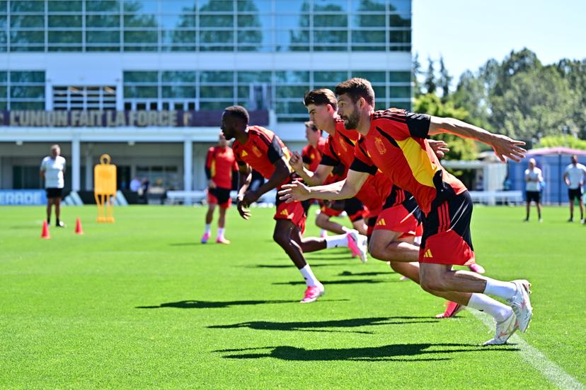 Belgium's Brandon Mechele (front) and his teammates pictured during a training session of Belgian national soccer team Red Devils, at the basecamp in Seattle, USA on Sunday 14 June 2026, ahead of their first game tomorrow against Egypt at the FIFA World Cup 2026.  BELGA PHOTO DIRK WAEM