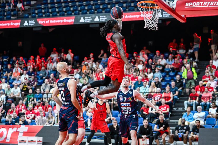 Limburg's Vlarijn Ververs and Antwerp's Rasheed Bello pictured in action during a basketball match between Antwerp Giants and Limburg United, Friday 22 May 2026, in Antwerp, on the first round (out of 5) of the Semi Finals Playoffs of the 'BNXT League' Belgian/ Dutch first division basket championship. BELGA PHOTO TOM GOYVAERTS
