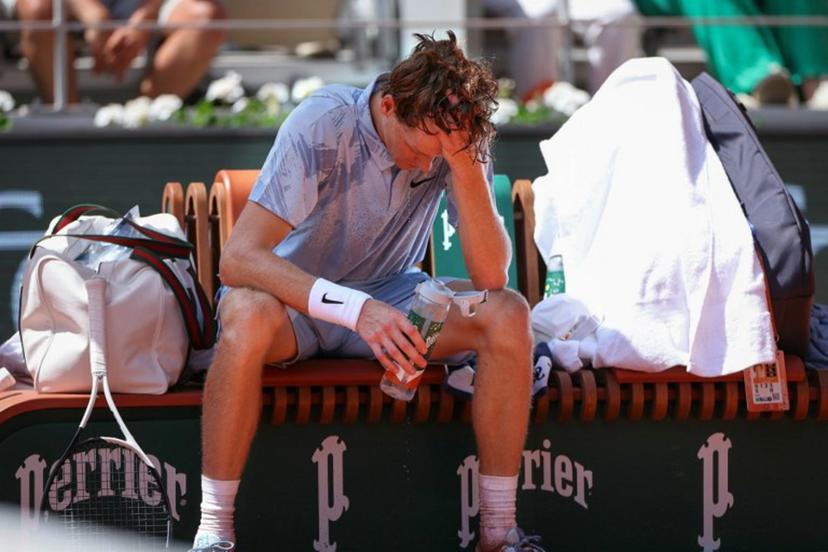 Italy's Jannik Sinner tries to cool down during a break of play in his men's singles match against Argentina's Juan Manuel Cerundolo on day 5 of the French Open tennis tournament on Court Philippe-Chatrier at the Roland-Garros Complex in Paris on May 28, 2026.  ALAIN JOCARD / AFP