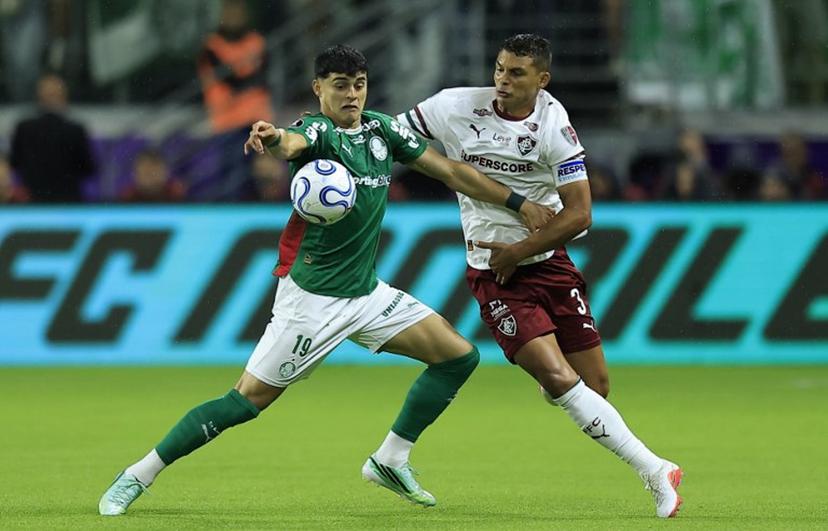 Palmeiras' Paraguayan forward #19 Ramon Sosa and Fluminense's defender #03 Thiago Silva fight for the ball during the Copa Libertadores semifinal second leg football match between Brazil's Palmeiras and Fluminense at the NuBank Parque stadium in Sao Paulo, Brazil, on October 21, 2026.  Miguel SCHINCARIOL / AFP
