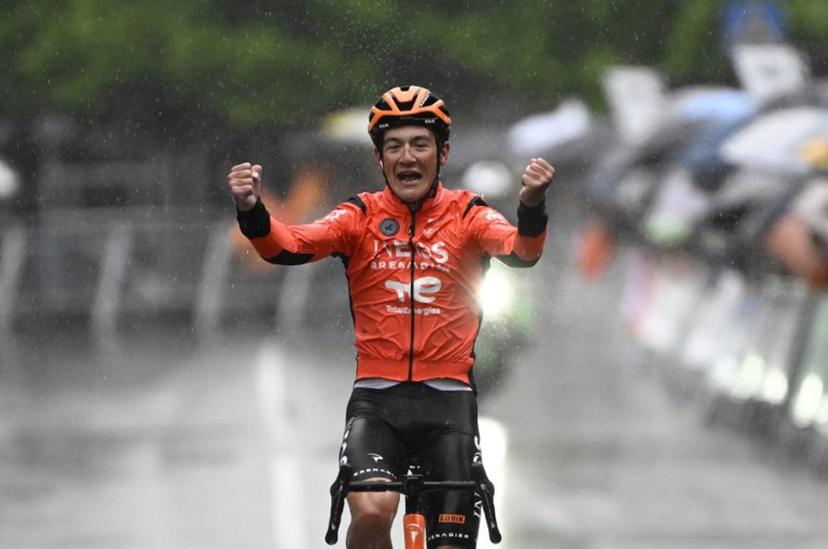 Team Ineos' US rider AJ August celebrates winning the sixth and last stage of the Basque Country's Itzulia cycling tour, a 135.4 km race between Goizper-Antzuola and Bergara, on April 11, 2026.   ANDER GILLENEA / AFP