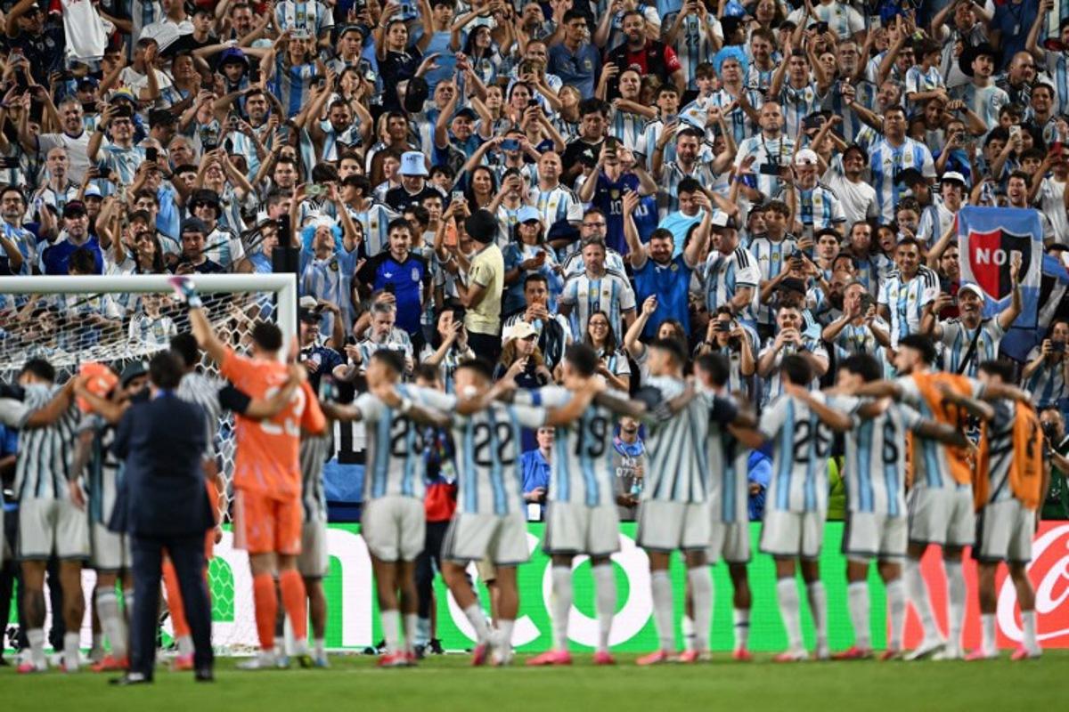 Argentina's players celebrate in front of fans after winning the 2026 World Cup Group J football match between Argentina and Algeria at the Kansas City Stadium in Kansas City on June 16, 2026.   ROBERTO SCHMIDT / AFP