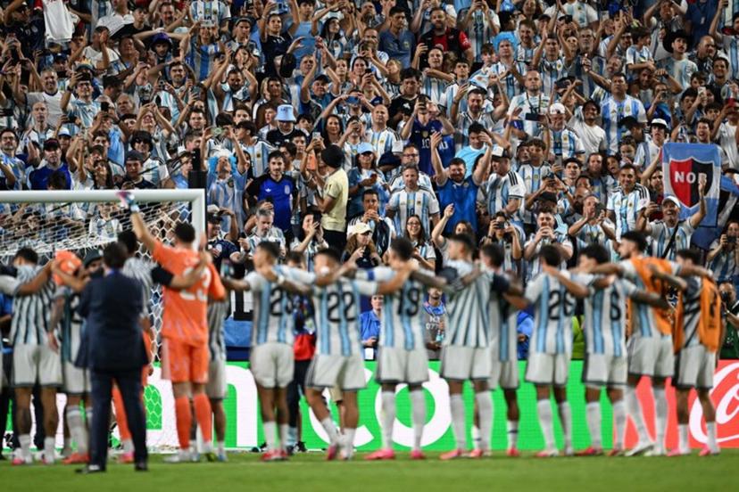 Argentina's players celebrate in front of fans after winning the 2026 World Cup Group J football match between Argentina and Algeria at the Kansas City Stadium in Kansas City on June 16, 2026.   ROBERTO SCHMIDT / AFP