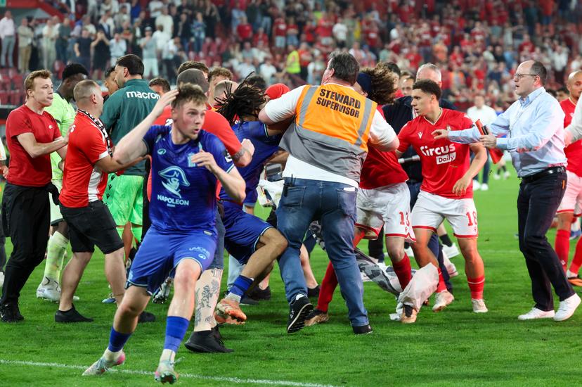 Charleroi's players and Standard's players and a hooligan fight after a soccer match between Standard de Liege and Sporting Charleroi, Saturday 23 May 2026 in Liege, on the last day of the Europe Play-offs of the 2025-2026 'Jupiler Pro League' first division of the Belgian championship. BELGA PHOTO VIRGINIE LEFOUR