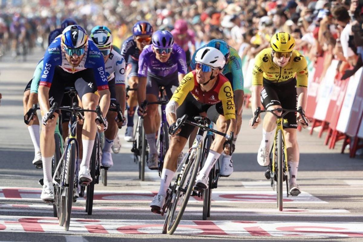 Team Cofidis' French rider Bryan Coquard (C) crosses the finish line to win the eighth stage of the Vuelta a Espana 2026, a 171 km race between Pucol and Xeraco on August 29, 2026.    Josep LAGO / AFP