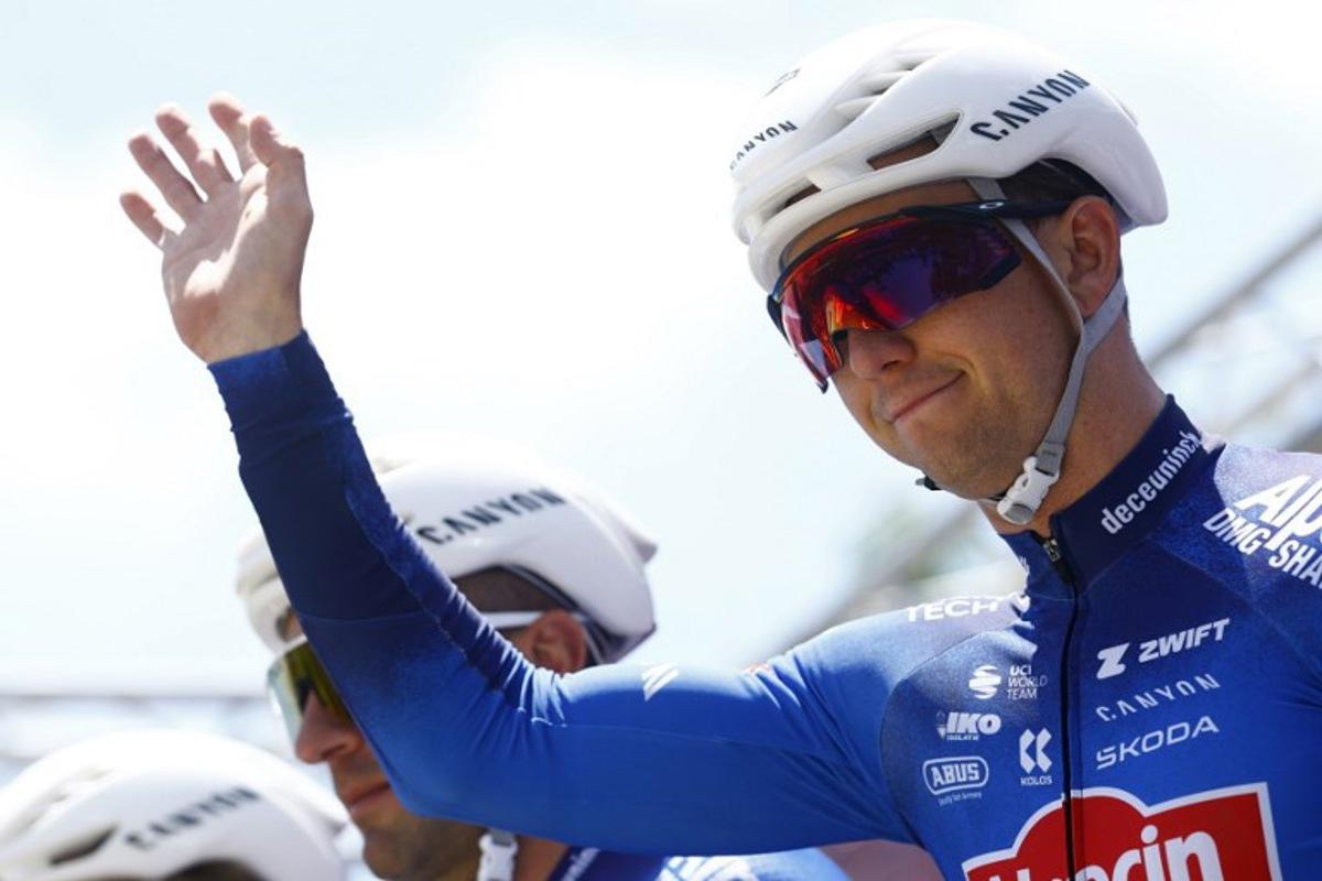 Alpecin - Premier Tech Australian rider Kaden Groves waves during the presentation of the teams prior the 4th stage of the Giro d'Italia 2026 - Tour of Italy cycling race between Catanzaro and Cosenza, Italy, on May 12, 2026.  Luca Bettini / AFP