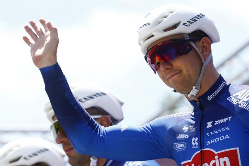 Alpecin - Premier Tech Australian rider Kaden Groves waves during the presentation of the teams prior the 4th stage of the Giro d'Italia 2026 - Tour of Italy cycling race between Catanzaro and Cosenza, Italy, on May 12, 2026.  Luca Bettini / AFP