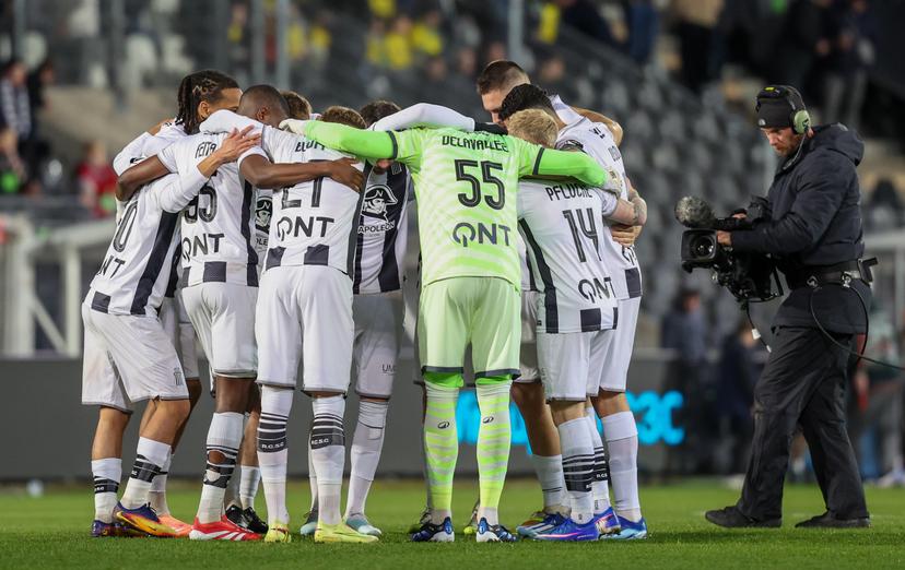Charleroi's players pictured at the start of a soccer match between Sporting Charleroi and Cercle Brugge, Saturday 07 February 2026 in Charleroi, on day 24 of the 2025-2026 'Jupiler Pro League' first division of the Belgian championship. BELGA PHOTO VIRGINIE LEFOUR