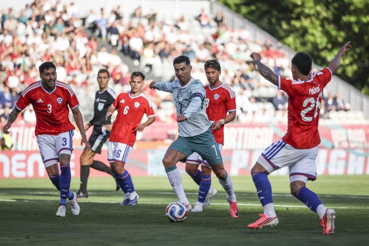 Portugal's forward #7 Cristiano Ronaldo (C) controls the ball during the international friendly football match between Portugal and Chile at Estadio Nacional do Jamor in Oeiras, on June 6, 2026.  PATRICIA DE MELO MOREIRA / AFP