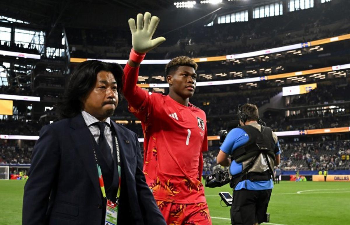 Japan's goalkeeper #01 Zion Suzuki waves as he leaves the pitch at the end of the 2026 World Cup Group F football match between Japan and Sweden at the Dallas Stadium in Arlington on June 25, 2026.   Paul ELLIS / AFP