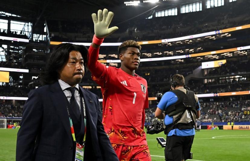 Japan's goalkeeper #01 Zion Suzuki waves as he leaves the pitch at the end of the 2026 World Cup Group F football match between Japan and Sweden at the Dallas Stadium in Arlington on June 25, 2026.   Paul ELLIS / AFP