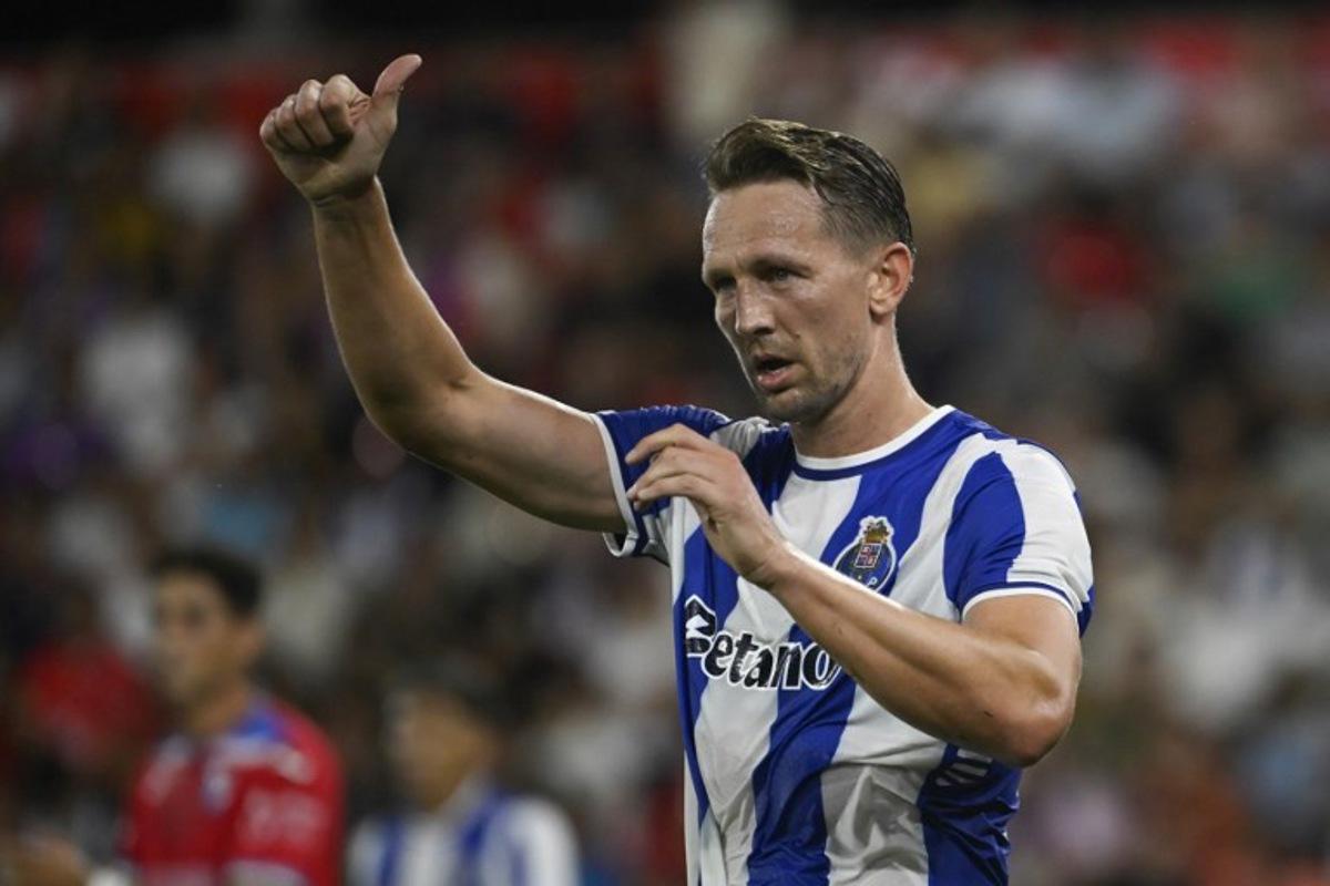 FC Porto's Dutch forward #26 Luuk de Jong reacts during the Portuguese League football match between Gil Vicente FC and FC Porto at the Cidade de Barcelos stadium in Barcelos, Portugal on August 18, 2025.  MIGUEL RIOPA / AFP