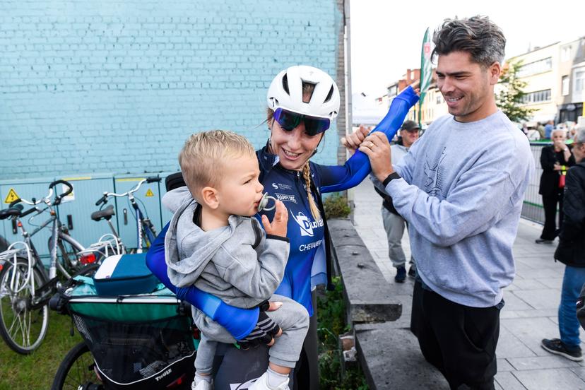 Belgian Kelly Druyts pictured with her partner and child after the women's elite race at the Schaal Sels Merksem criterium in Merksem, Antwerp, Sunday 27 August 2023. BELGA PHOTO GOYVAERTS