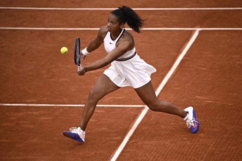 US Robin Montgomery plays a forehand return to France's Diane Parry during their women's singles match on day 2 of the French Open tennis tournament at the Roland-Garros Complex in Paris on May 26, 2025.  JULIEN DE ROSA / AFP