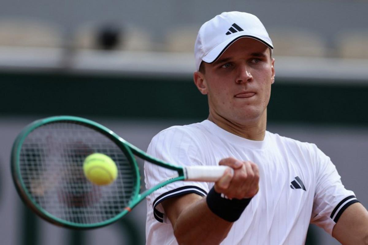 Czech Republic's Jakub Mensik plays a forehand return to Australia's Alex de Minaur during their men's singles match on day 6 of the French Open tennis tournament on Court Simonne-Mathieu at the Roland-Garros Complex in Paris on May 29, 2026.  Alain JOCARD / AFP