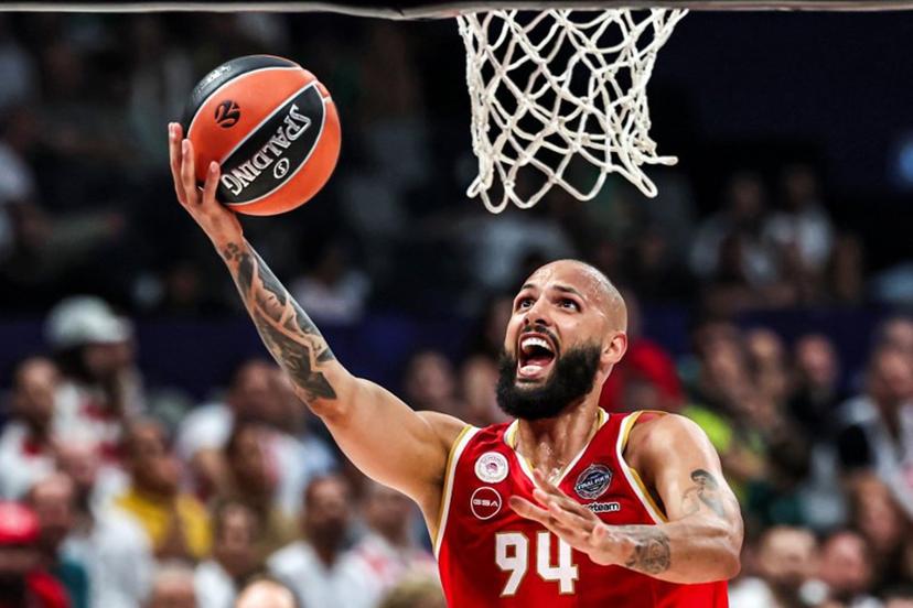 Olympiacos Piraeus' French forward #94 Evan Fournier attempts to dunk the ball during the Euroleague Basketball semi-final match between Olympiacos Piraeus and AS Monaco at Etihad Arena in Abu Dhabi on May 23, 2025.  Fadel SENNA / AFP