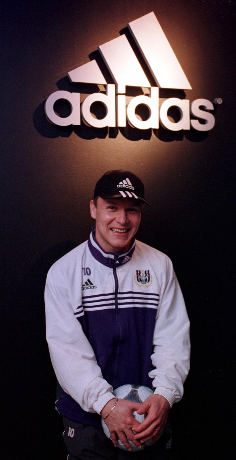 BRU-13 MARCH 2000 - PER ZETTERBERG, ANDERLECHT FOOTBALL PLAYER, POSES FOR THE PHOTOGRAPHER AT THE PRESENTATION OF ADIDAS NEW PREMISES, IN BRUSSELS. BELGA PHOTO-VIRGINIE LEFOUR/VIL.