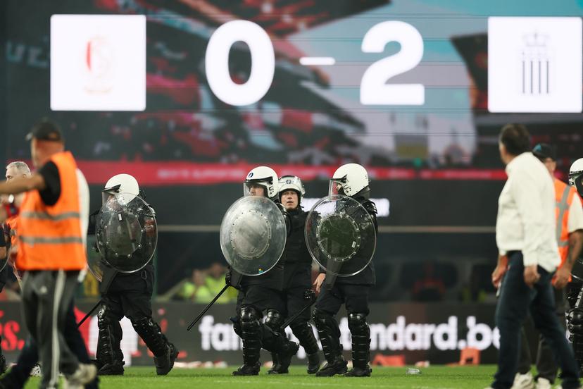 policemen on the pitch after a soccer match between Standard de Liege and Sporting Charleroi, Saturday 23 May 2026 in Liege, on the last day of the Europe Play-offs of the 2025-2026 'Jupiler Pro League' first division of the Belgian championship. BELGA PHOTO BRUNO FAHY