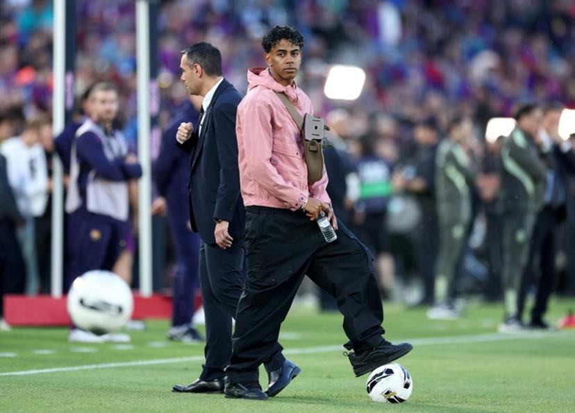 Barcelona's Spanish forward #10 Lamine Yamal stands on the side of the pitch prior the Spanish league football match between FC Barcelona and Real Madrid CF at Camp Nou Stadium in Barcelona on May 10, 2026.  Josep LAGO / AFP