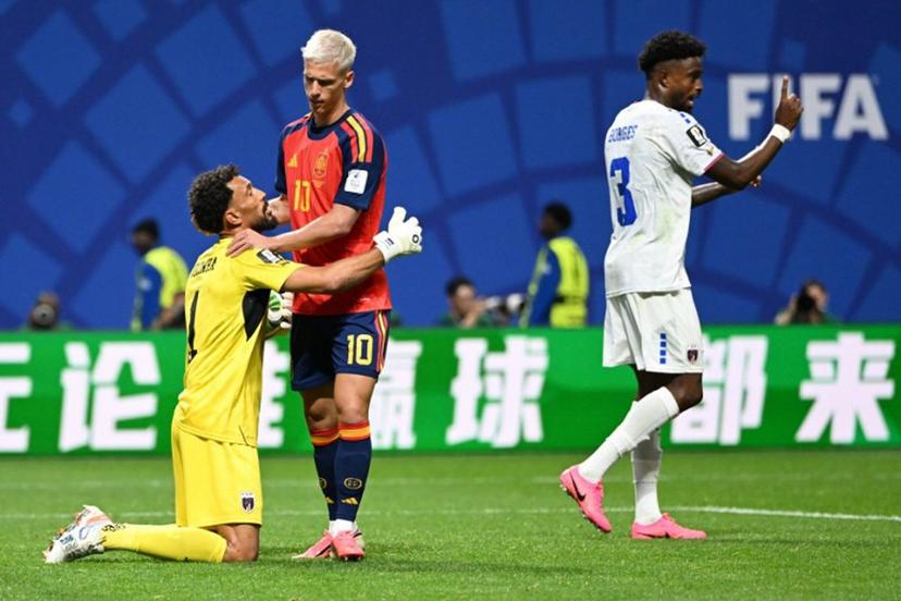 Cape Verde's goalkeeper #01 Vozinha (L) and Spain's forward #10 Dani Olmo (C) apologize after a contact during the 2026 World Cup Group H football match between Spain and Cape Verde at the Atlanta Stadium in Atlanta on June 15, 2026.   ROBERTO SCHMIDT / AFP