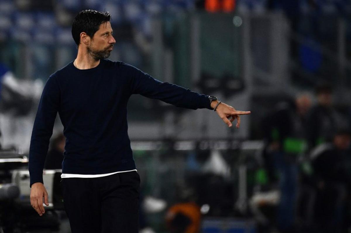 FC Porto's Portuguese coach Vitor Bruno gestures during the UEFA Europa League football match between Lazio and Porto at the Olympic stadium in Rome, on November 07, 2024.  Filippo MONTEFORTE / AFP